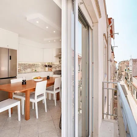 Charming Apartment-1 Minute To The Apartment
